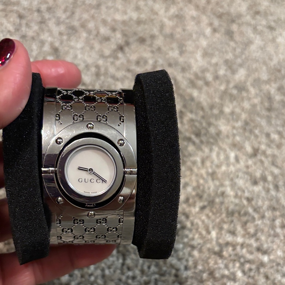 J66 Gucci Silver Twirl with Logo Design